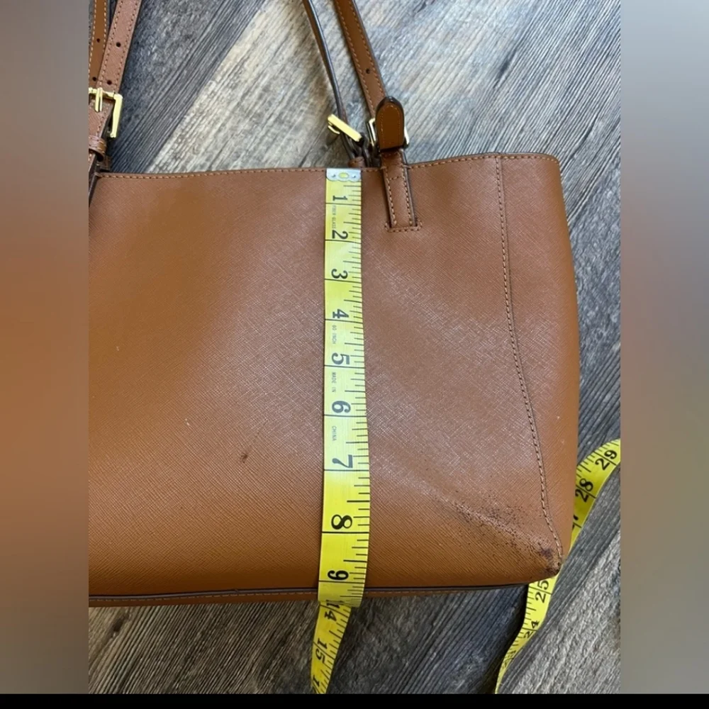 GORGEOUS Tory 💓 Burch Leather 👛 Bag Classic peice for everyday!